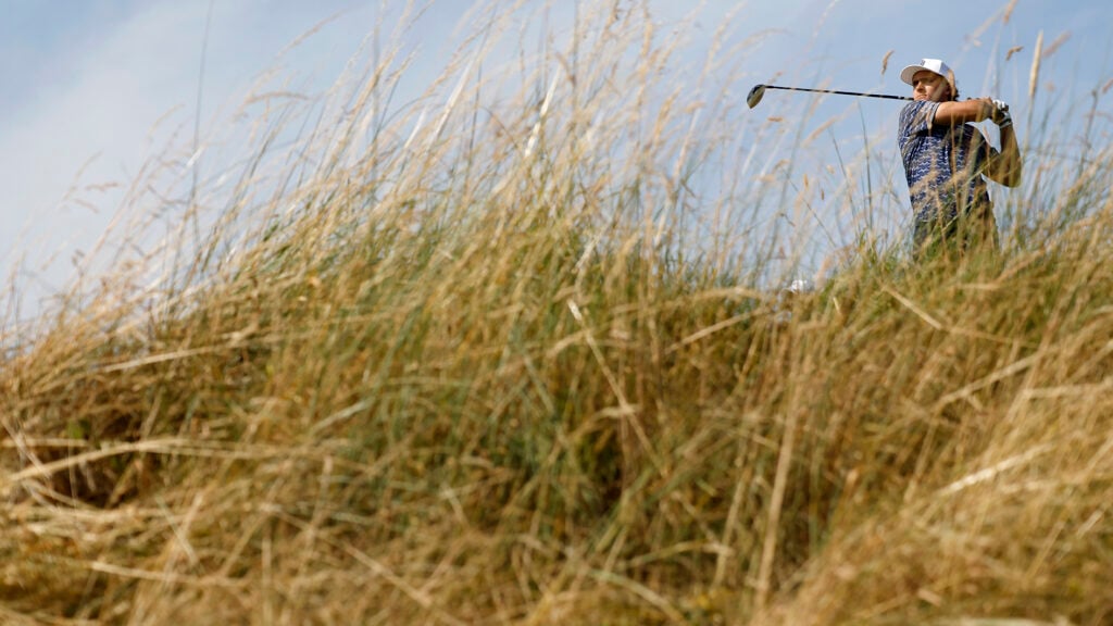 golfspelaren James Nicholas i högt gräs på golfbana.