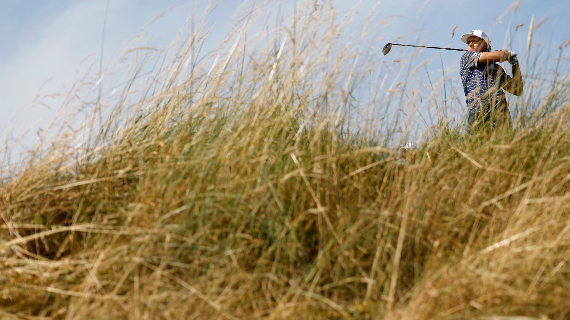 golfspelaren James Nicholas i högt gräs på golfbana.