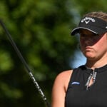 golfspelare i svarta golfkläder