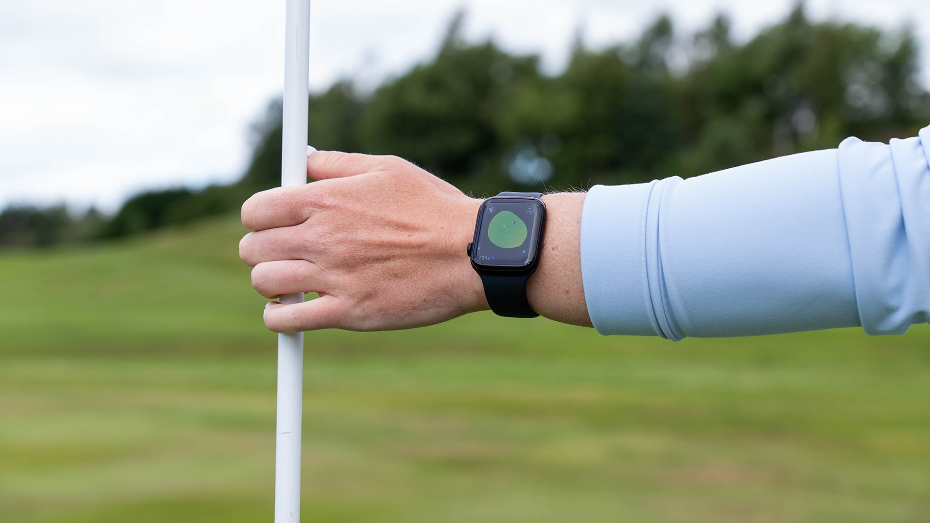 golfspelare med smartklocka på golfbana