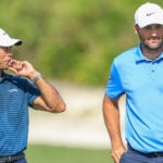 golfspelarna tiger woods och scottie scheffler på en golfbana på bahamas