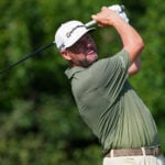golfspelare i golfkläder på golfbana