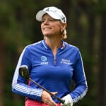 golfspelaren annika sörenstam ler på en golfbana