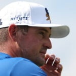 golfspelaren bryson dechambeau i vit golfkeps