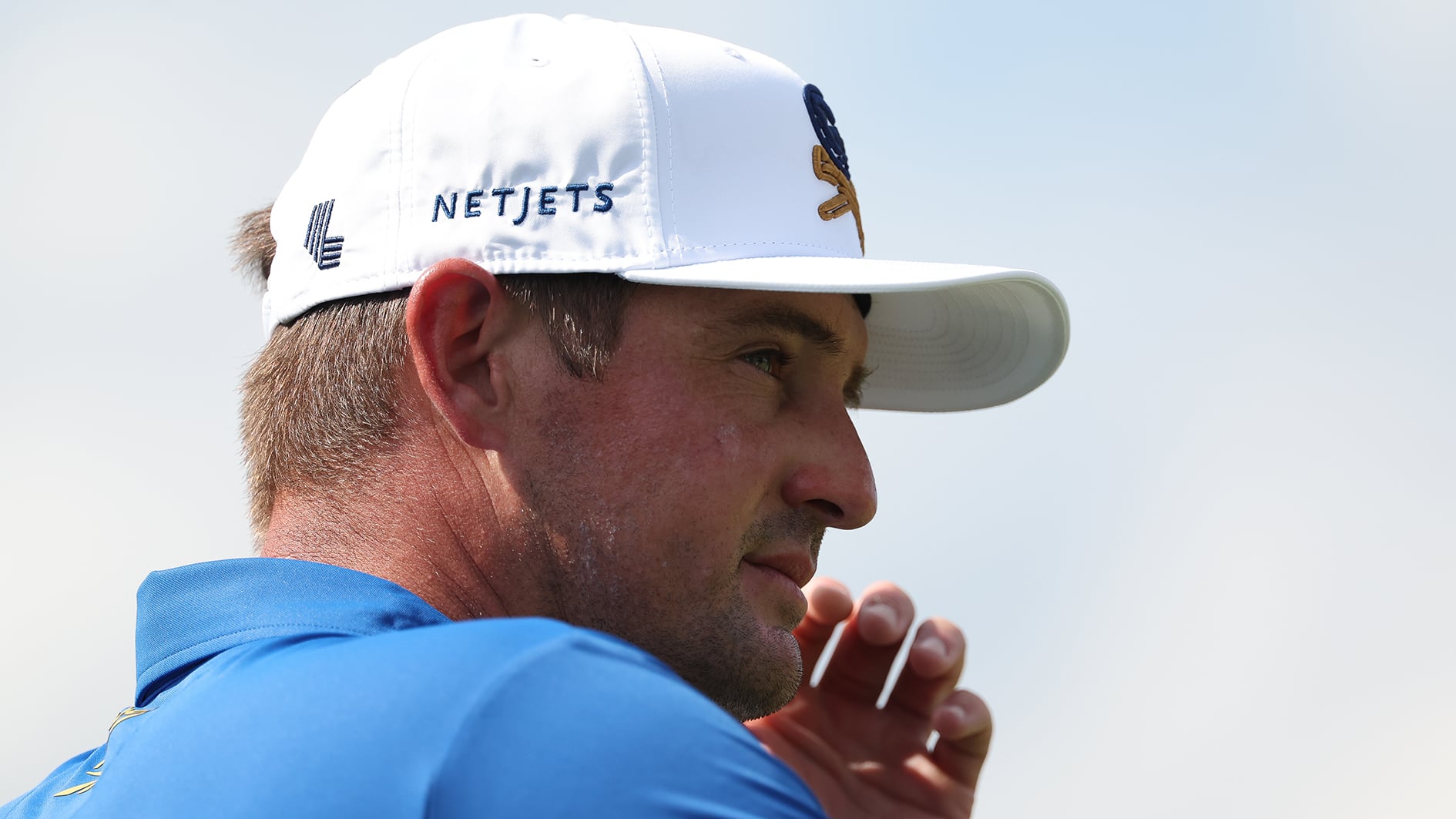 golfspelaren bryson dechambeau i vit golfkeps