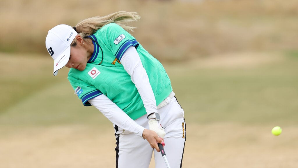 golfspelare spelar golf med gul golfboll