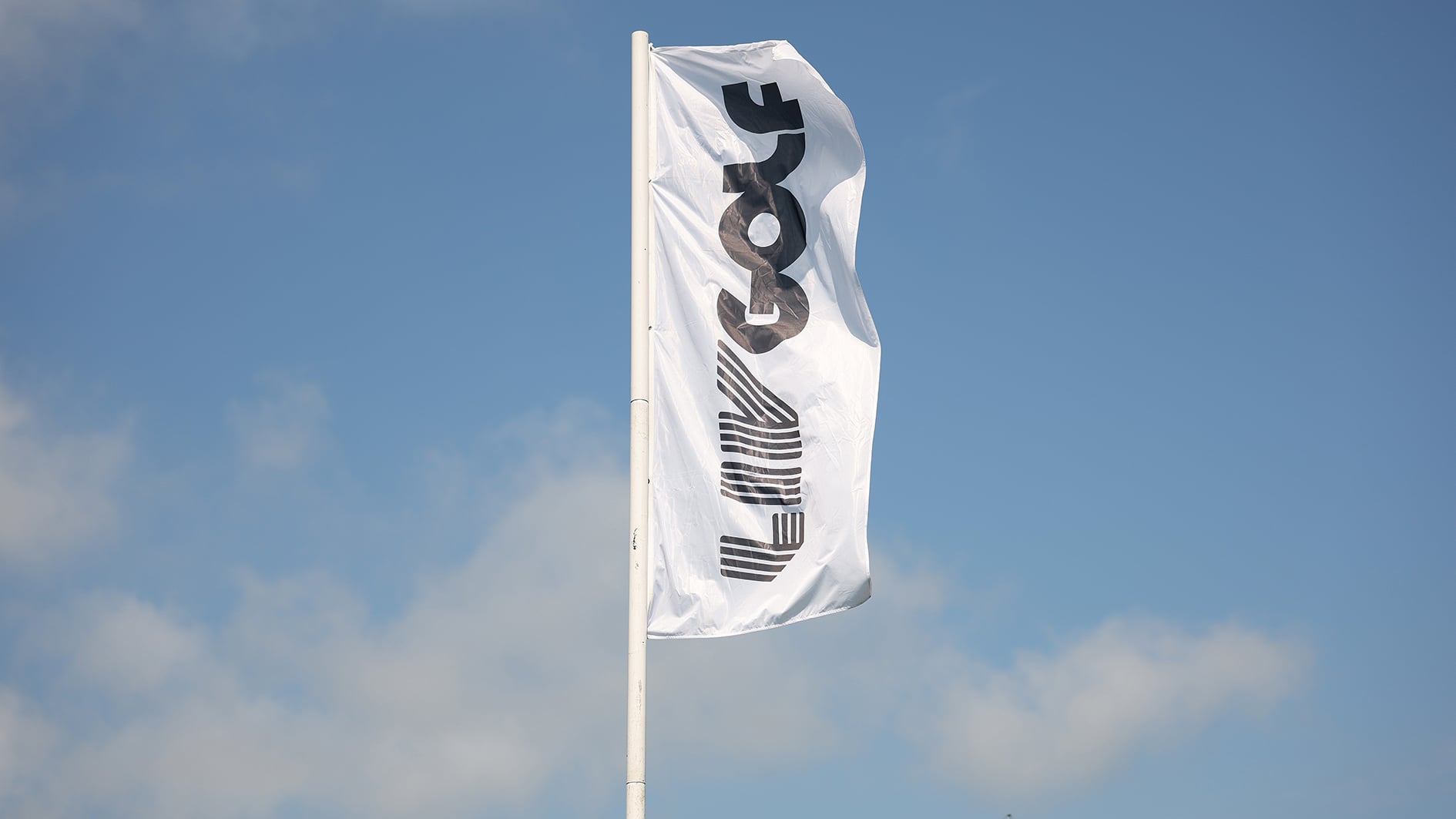 vit flagga med svart text på vit flaggstång
