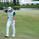 golfsspelare med vita golfbyxor på golfbana