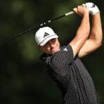golfspelaren ludvig åberg slår driver på golfbana