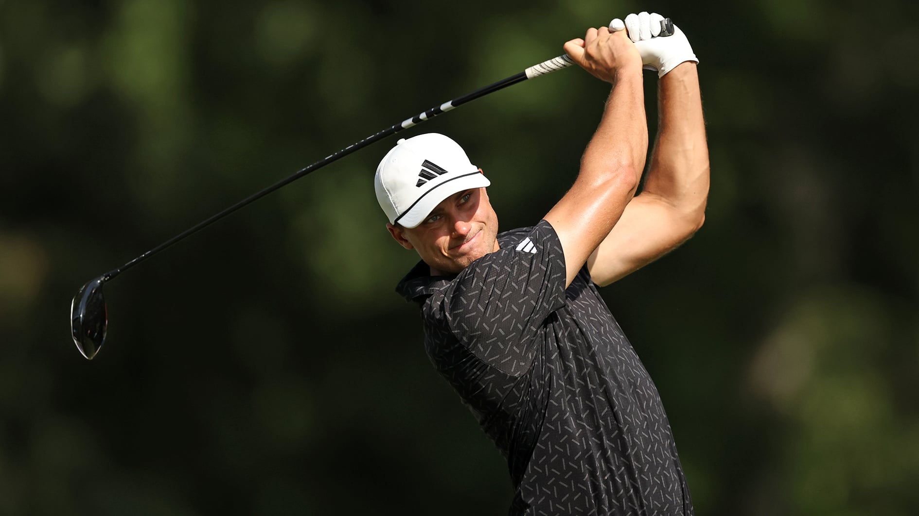 golfspelaren ludvig åberg slår driver på golfbana
