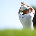 golfspelaren ludvig åberg slår med en järnklubba på en golfbana
