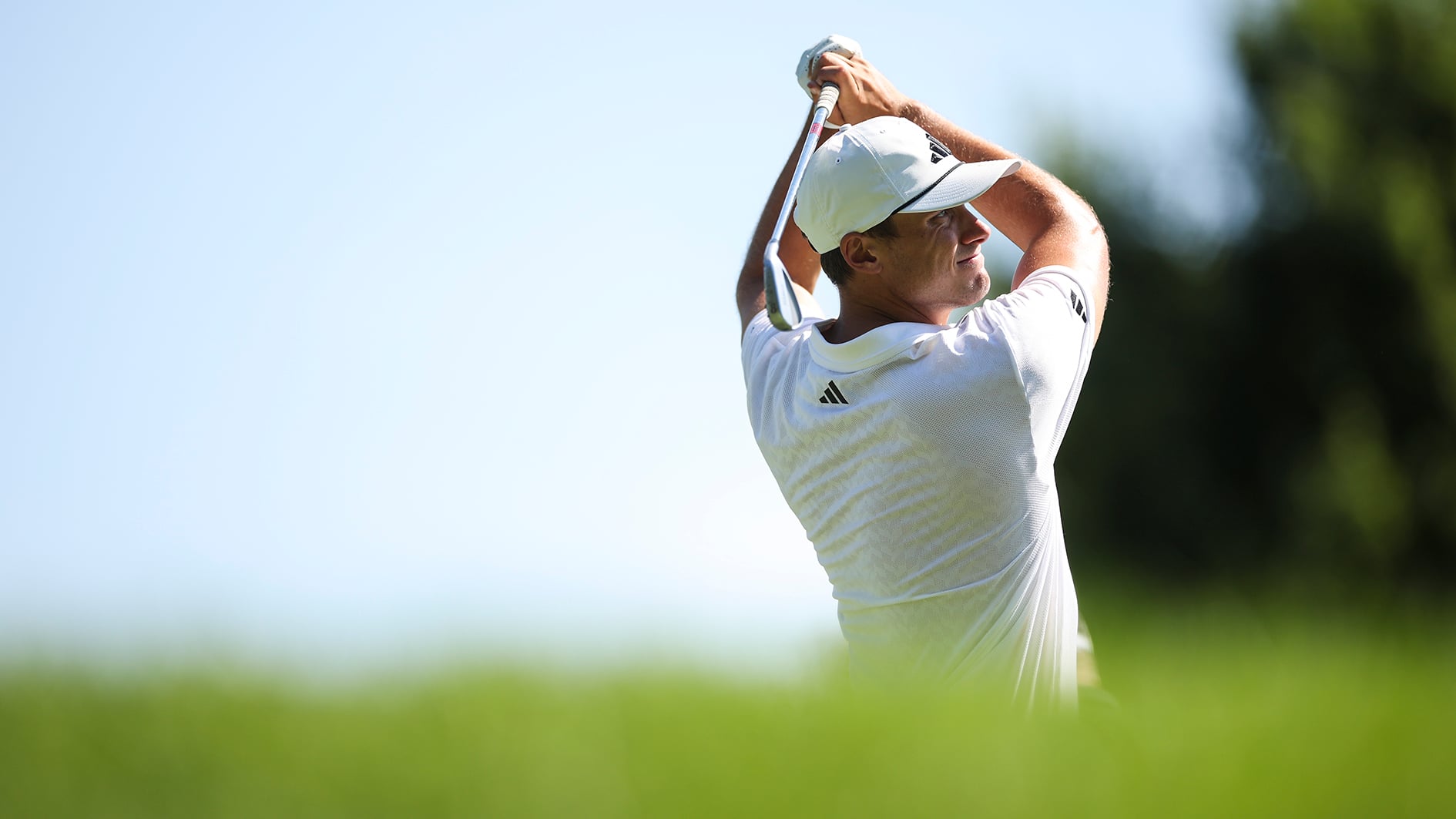 golfspelaren ludvig åberg slår med en järnklubba på en golfbana
