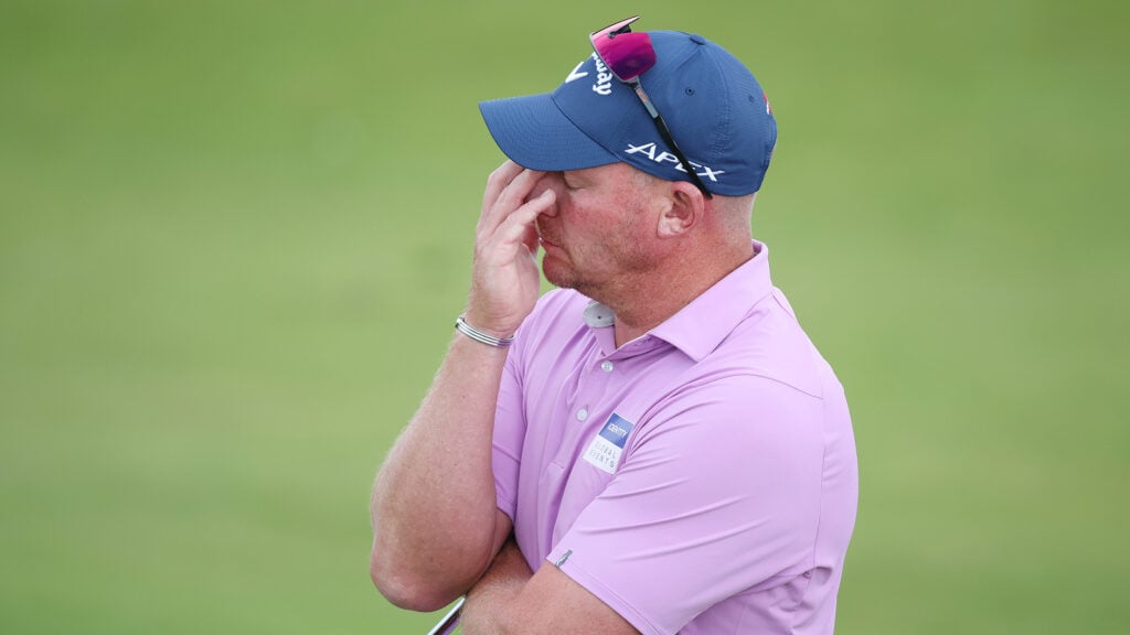 golfspelare frustrerad på golfbana