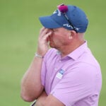 golfspelare frustrerad på golfbana