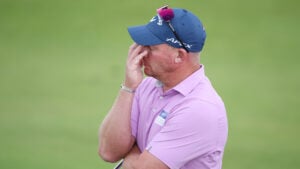 golfspelare frustrerad på golfbana