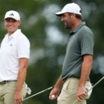 ludvig åberg och scottie scheffler spelar golf på golfbana