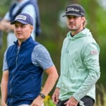 två golfspelare på en golfbana i skåne, sverige