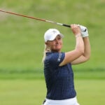 anna nordqvist spelar golf på golfbana med golfklubba