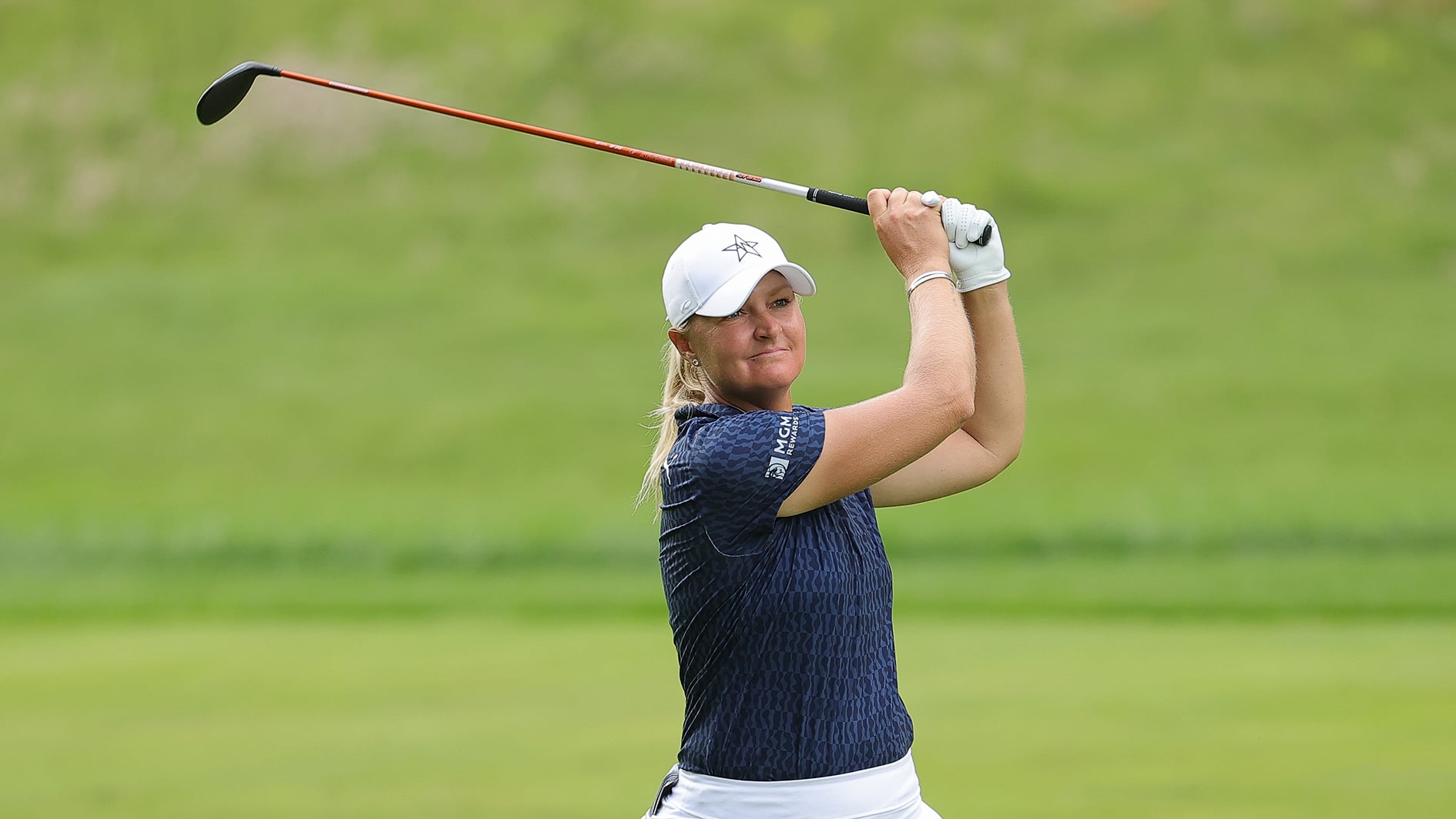 anna nordqvist spelar golf på golfbana med golfklubba