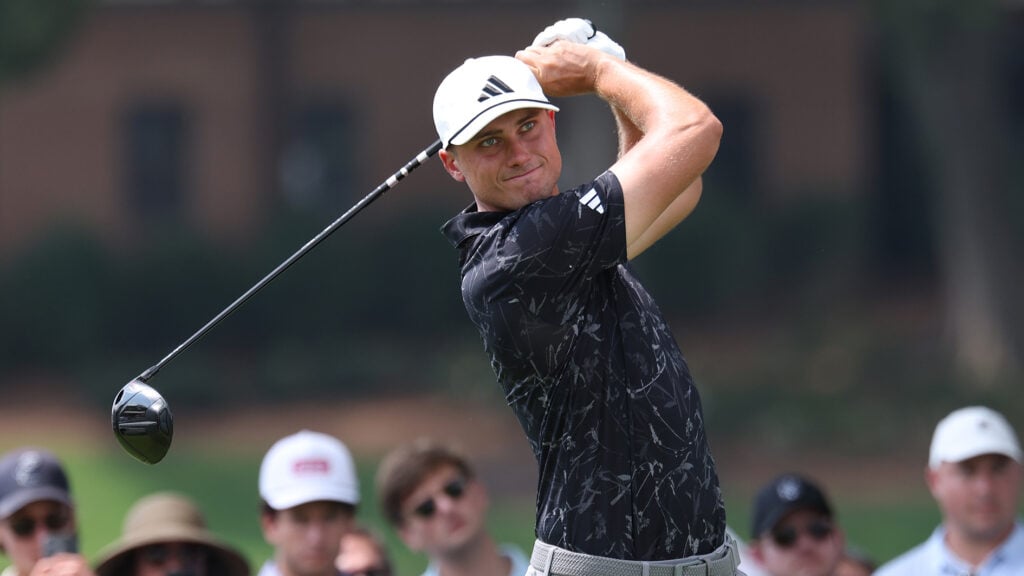 ludvig åberg spelar golf på en golfbana i atlanta, usa