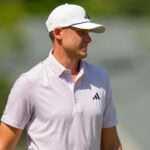 ludvig åberg i ljus golfpiké och vit golfkeps
