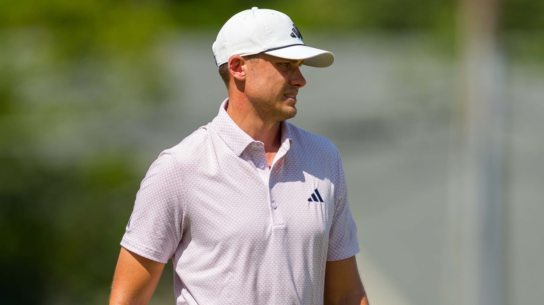 ludvig åberg i ljus golfpiké och vit golfkeps