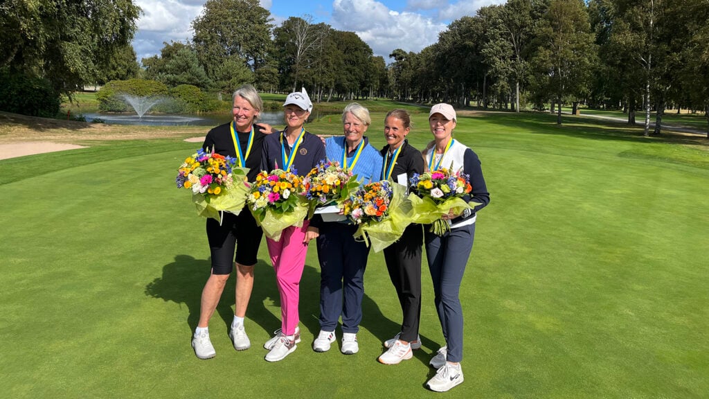 golfspelare på golfbana prisas med blommor