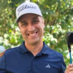 golfspelare med golfklubba och golfboll