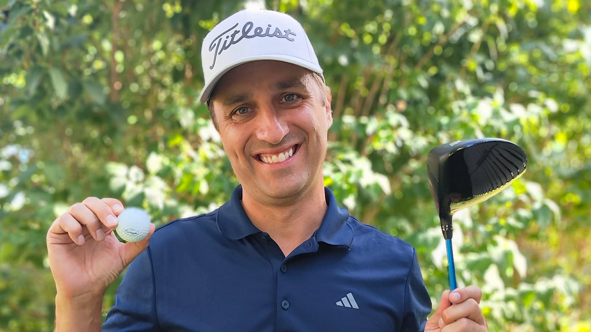golfspelare med golfklubba och golfboll