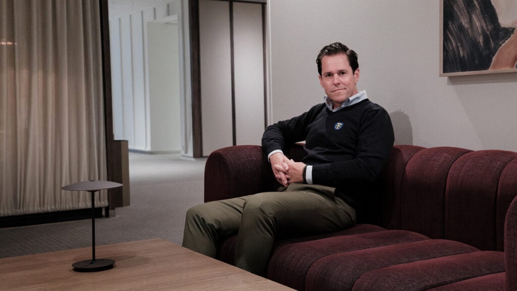 marcus norman i en soffa i idrottens hus
