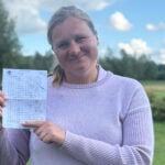 golfspelare med scorekort på golfbana