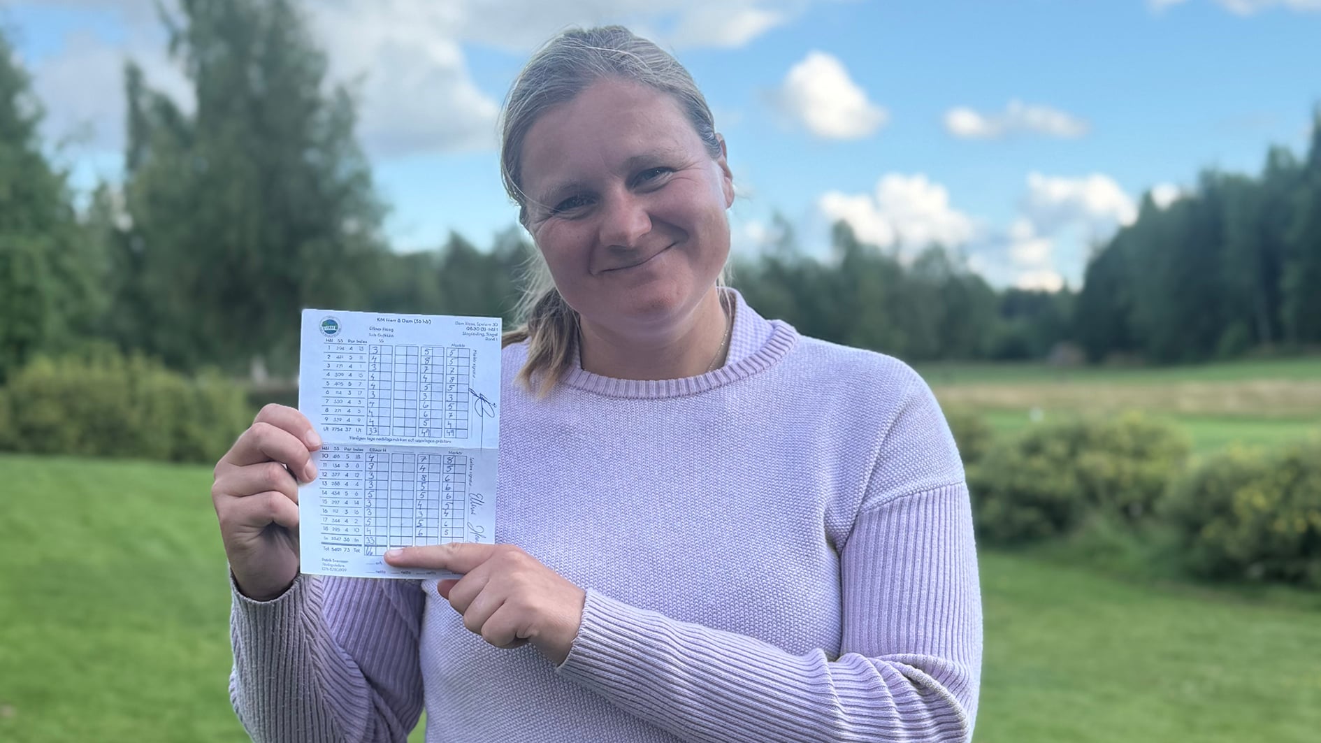 golfspelare med scorekort på golfbana
