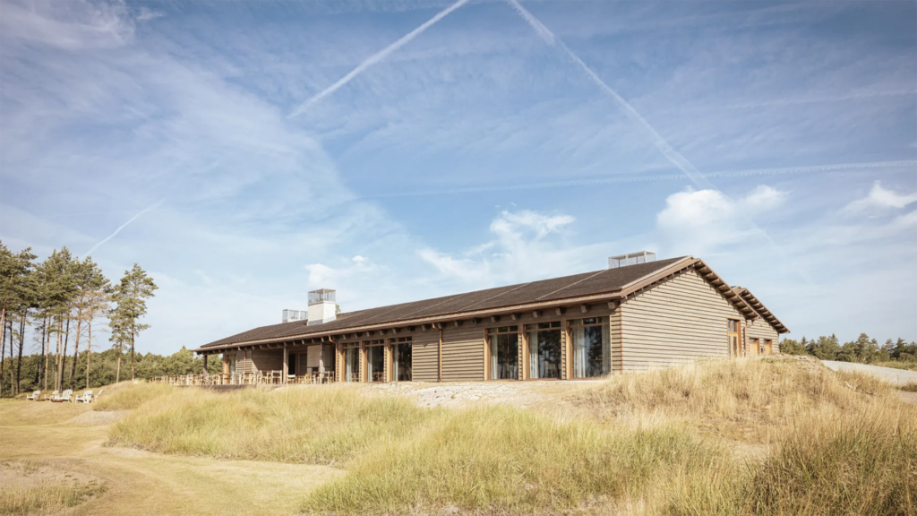 klubbhus i trä på golfbana