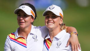 golfspelana linn grant och maja stark i vita golfkläder på grön spansk golfbana