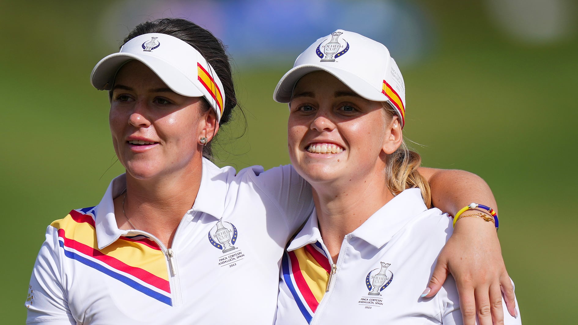 golfspelana linn grant och maja stark i vita golfkläder på grön spansk golfbana