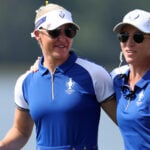 två golfspelare i europeiska färger på en golfbana