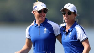 två golfspelare i europeiska färger på en golfbana