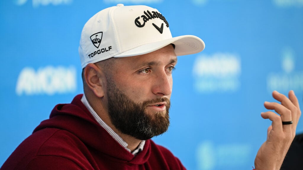 golfspelaren jon rahm på en presskonferens