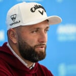 golfspelaren jon rahm på en presskonferens
