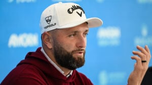 golfspelaren jon rahm på en presskonferens