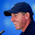 golfspelaren rory mcilroy i svart golfkeps