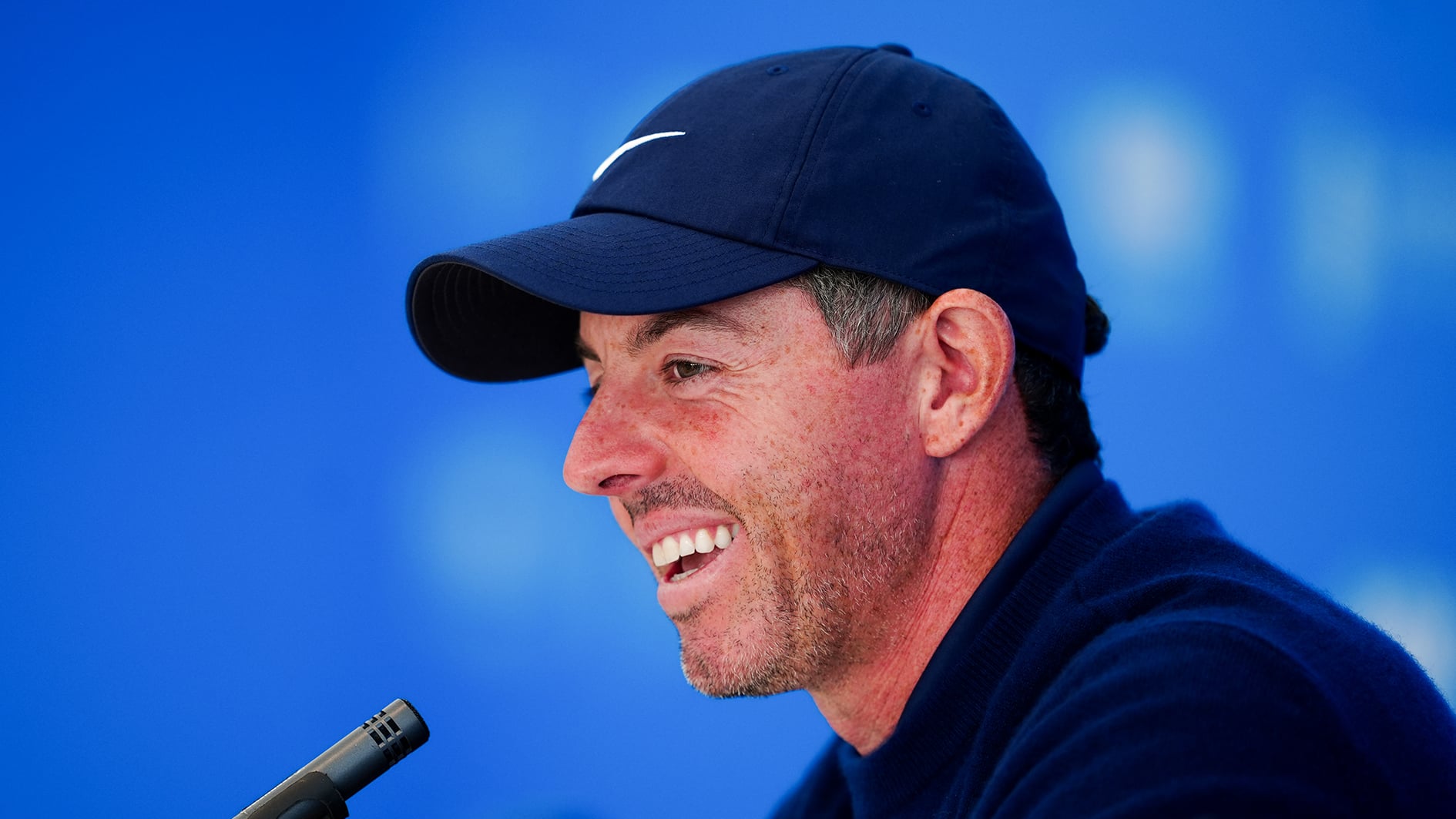golfspelaren rory mcilroy i svart golfkeps