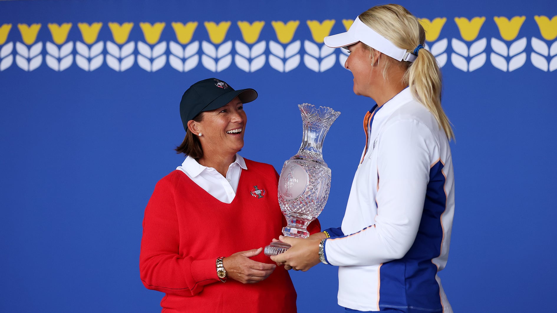 solheim cup-kaptener håller om. pokalen