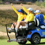 golfspelare firar på golfbil