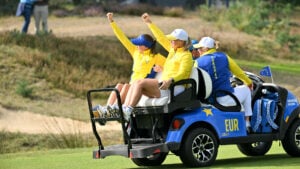 golfspelare firar på golfbil