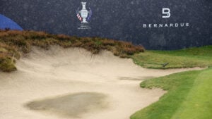 golfbana i regn, bunker, läktare