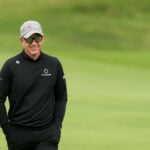 golfspelare promenerar på golfbana