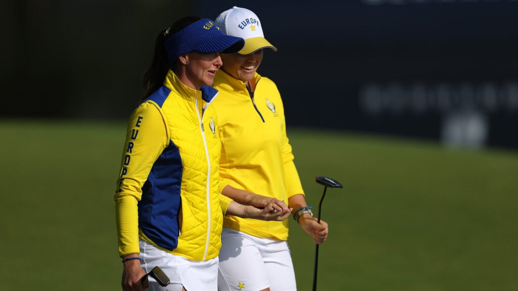golfspelare firar på golfbana