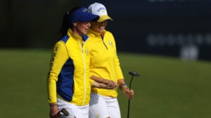 golfspelare firar på golfbana