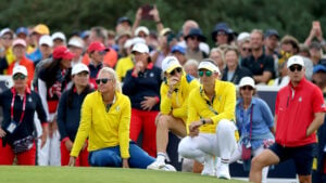 golfspelare sitter i gräset på en golfbana